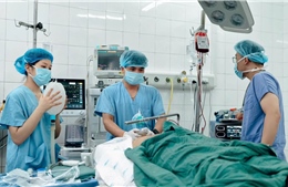 Vụ ô tô khách lao khỏi cao tốc: Nhiều nạn nhân đa chấn thương đang được cấp cứu