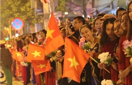 Người dân Hà Nội đứng hai bên đường hào hứng chờ đón Tổng thống Mỹ Donald Trump