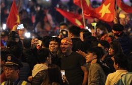 Cổ động viên ùa ra đường ăn mừng sau chiến thắng của đội tuyển Việt Nam 