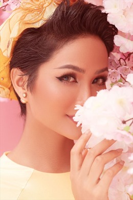Hoa hậu H&#39;Hen Niê đẹp rạng rỡ trong bộ ảnh &#39;Chúc xuân Kỷ Hợi 2019&#39;