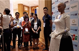 Khán giả thi nhau đặt câu hỏi cho công dân robot đầu tiên Sophia 