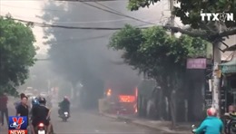 Bãi xe ô tô gần sân bay Tân Sơn Nhất bốc cháy
