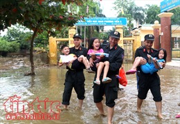 Hình ảnh đẹp về lực lượng công an giúp dân khắc phục hậu quả mưa lũ