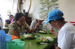 Quán cơm 2.000 đồng đầy ắp thịt cá giữa đất Hà Nội