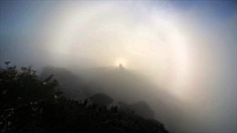 Những du khách may mắn chiêm ngưỡng hiện tượng ánh sáng kỳ ảo trên đỉnh Fansipan