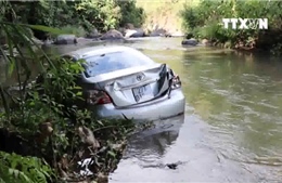 Xe ô tô chở 3 người lao xuống vực, chồng chết, vợ con may mắn thoát nạn