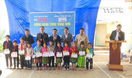 Trao học bổng cho học sinh vùng khó Lai Châu