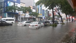 Nhiều tuyến phố Đà Nẵng chìm trong biển nước