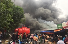Kho chứa hàng gần chợ bốc cháy dữ dội