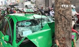 Taxi tông liên hoàn, 3 người bị thương, giao thông ùn tắc kéo dài