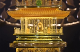 Du khách hoan hỉ hành hương lên Fansipan chiêm bái xá lợi Phật