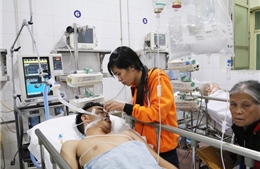 Bệnh viện Việt Đức chật cứng bệnh nhân pháo nổ và tai nạn giao thông 