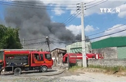 Cháy lớn thiêu rụi xưởng phế liệu
