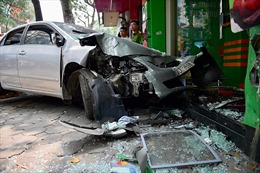 Nữ lái xe ô tô gây tai nạn liên hoàn trên phố Lò Đúc 