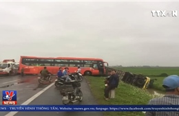 Tai nạn liên hoàn giữa 4 xe ô tô tại Nam Định
