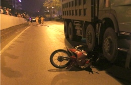Xe tải chở vật liệu đâm xe máy trong hầm Kim Liên khiến một người đàn ông tử vong