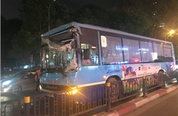 Hà Nội: Xe bus đâm sập rào chắn cầu vượt, giao thông ùn tắc nghiêm trọng
