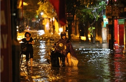 Mưa to kéo dài giữa đêm khiến nhiều tuyến phố Hà Nội ngập nặng 