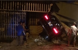Bình Phước: Ô tô Mercedes chạy tốc độ nhanh tông liên tiếp vào ba nhà dân