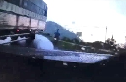 Đổ đèo nhanh, xe tải suýt gây tai nạn 