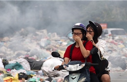 &#39;Núi rác&#39; dài hàng trăm mét bốc mùi hôi thối tại đường Tân Triều (Hà Nội)