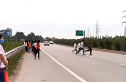 Mạo hiểm băng qua cao tốc Hà Nội - Bắc Giang không đúng nơi quy định