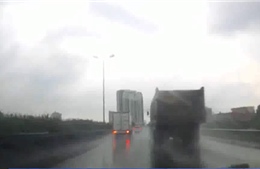Đi gần xe tải, tài xế ô tô con bị thần chết ‘bịt mắt’