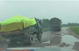 ‘Bất lực’ trước tình trạng xe quá tải phá đê ở Hà Nội