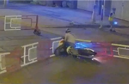 Thanh niên đi xe gắn máy đâm sập gác chắn, bị tàu hỏa cán tử vong