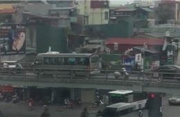 Xe khách ngang nhiên đi lùi trên cầu vượt Thái Hà, Hà Nội