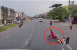 Lái xe container bẻ lái kịp thời cứu mạng bé trai đi xe đạp sang đường
