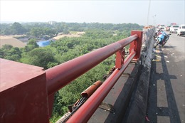 Lan can cầu Thanh Trì đã được hàn đảm bảo an toàn sau khi bị xe container đâm