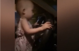Truy tìm lái xe để bé gái cầm lái ô tô