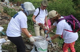 Cùng nhặt rác tại chân cầu Long Biên để nâng cao nhận thức về môi trường