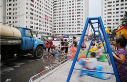 Sợ nước máy nhiễm dầu, người dân Linh Đàm chia nhau nước sạch từ xe téc
