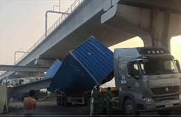 Xe container kéo sập cầu bộ hành cửa ngõ TP Hồ Chí Minh