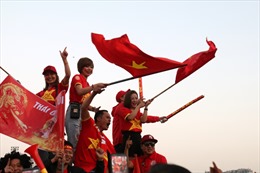 Cổ động viên nhuộm đỏ sân Mỹ Đình trước trận đấu với tuyển Thái Lan