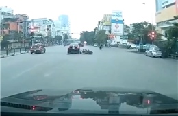 Mải dùng điện thoại, nam thanh niên tông thẳng đuôi ô tô