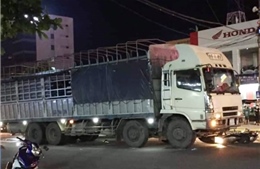  Xe tải mang biển kiểm soát của Lào tông nhiều phương tiện dừng đèn đỏ
