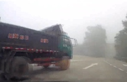 Xe tải gây nguy hiểm khi băng ngang qua cao tốc