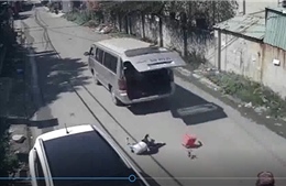 Rùng mình cảnh xe đưa đón làm rơi ba học sinh xuống đường
