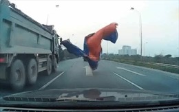Tài xế ô tô may mắn thoát chết trên đại lộ Thăng Long