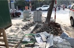 Nhiều tuyến phố Hà Nội đào xới để chuẩn bị lát đá vỉa hè, gây ô nhiễm môi trường