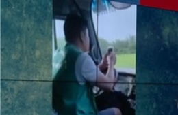 Đình chỉ lái xe buýt vừa điều khiển vô lăng bằng khuỷu tay vừa dùng điện thoại