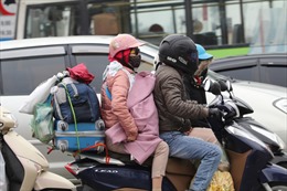 Trời rét đậm, trẻ em được bố mẹ quấn kín mít trở về Thủ đô sau kỳ nghỉ Tết Canh Tý