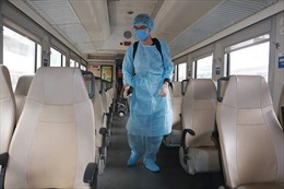 Tất cả các đoàn tàu đi, đến Ga Hà Nội đều được phun khử trùng để phòng dịch cúm do virus Corona