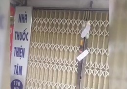Niêm phong một hiệu thuốc tăng giá bán khẩu trang tại Hà Nội