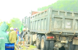 Xe tải va chạm với xe khách tại Phú Thọ, 6 người bị thương nặng