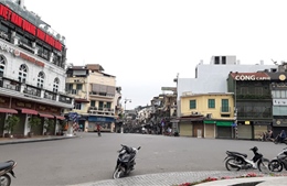 Phố phường Hà Nội vắng vẻ khi các cửa hàng tạm dừng kinh doanh