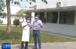 Bệnh nhân người Anh mắc COVID-19 tại Thừa Thiên - Huế ra viện